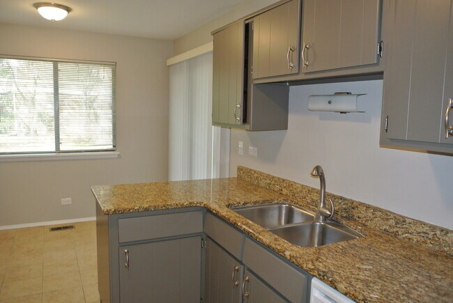 Building Photo - 1546 Williamsburg Dr
