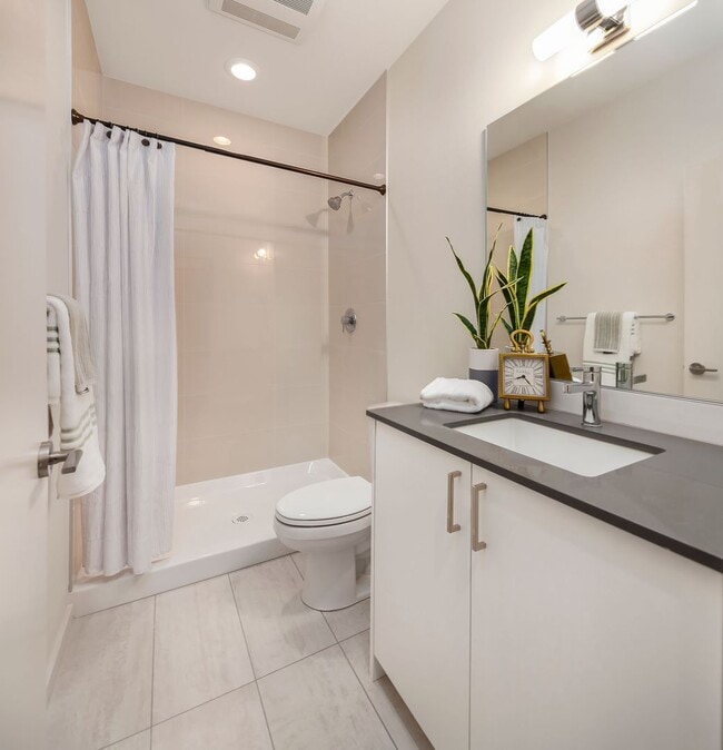 Building Photo - 4Bd/3.5Ba Shoreline Townhome