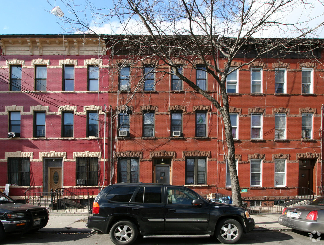 Building Photo - 399 Linden St