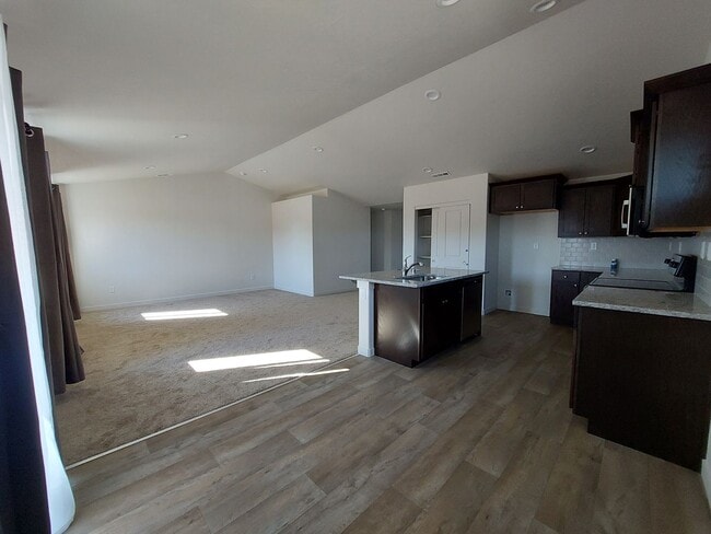 Building Photo - 3 bed 2 bath house