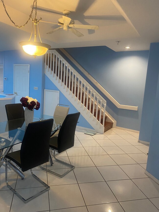 Building Photo - 9678 Royal Palm Blvd