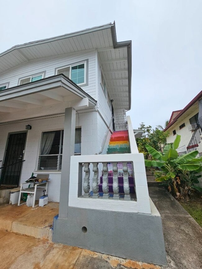 Building Photo - 3-Beds, 1.5-Bath Apartment with One tandem driveway parking space.