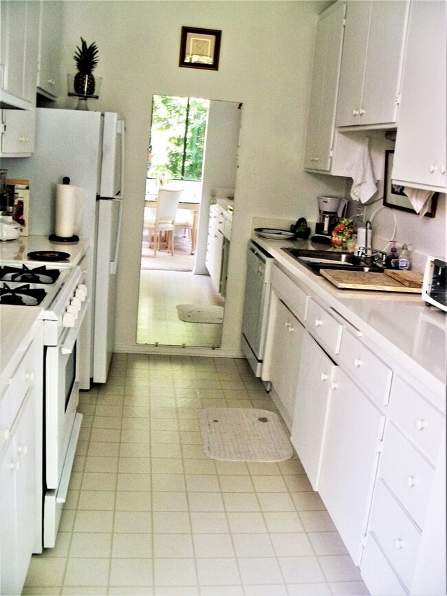 Building Photo - 1390 Kelton Avenue, Unit 3