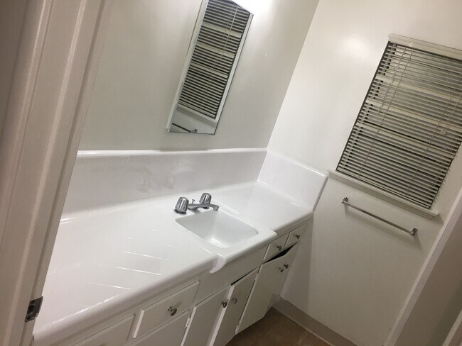 bathroom - 1303 N Central Ave