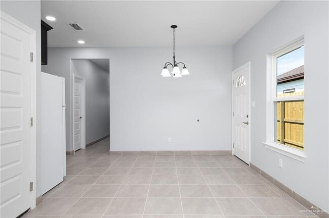 Building Photo - 2228 N Vly Cir