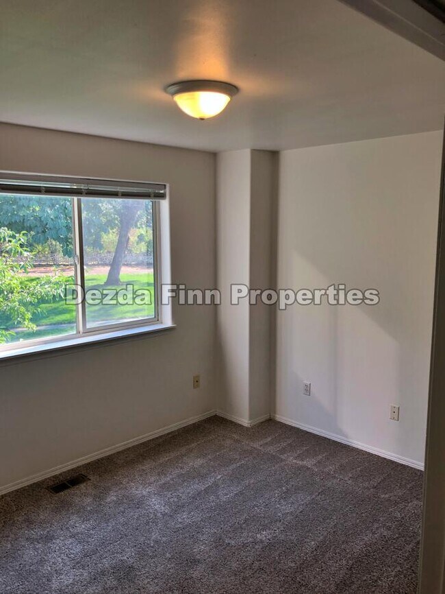 Building Photo - 658 S Perry St