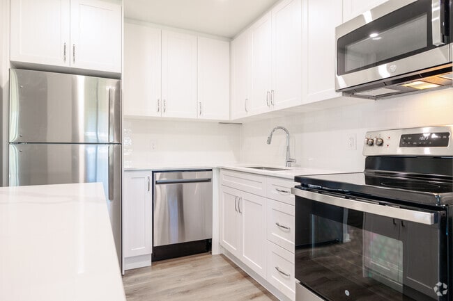 2BR, 1BA - 792 SF - Kitchen - Wynbrook & Mayfair