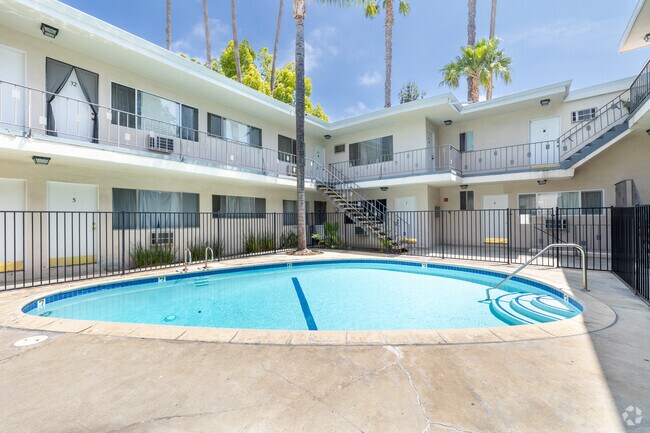 Piscina - The Palms Apartments
