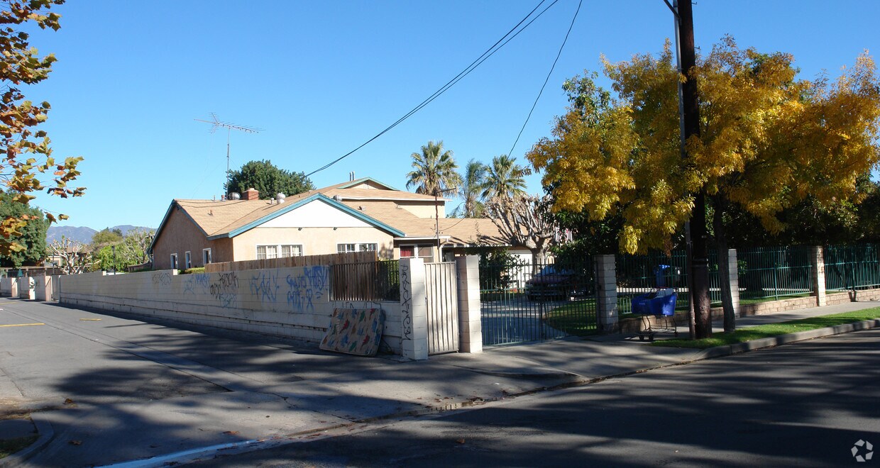 Foto del edificio - 14523 Tupper St
