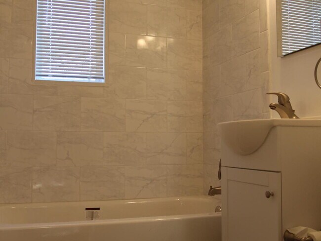 Foto del edificio - "Charming 2-Bed Retreat in Bethesda with Spacious Living – 842 Sq Ft of Comfort!"