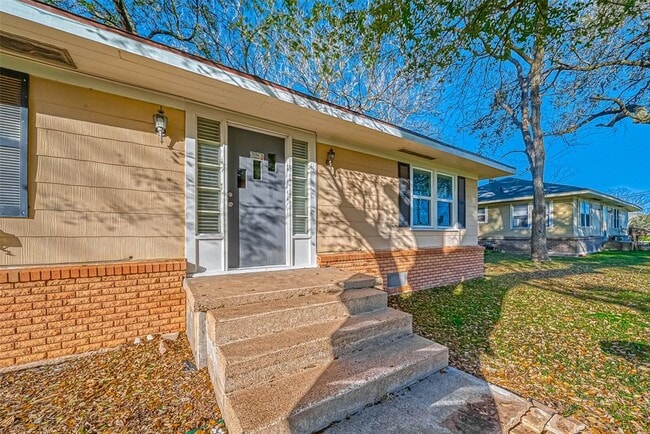 Building Photo - 515 Breezy Ln