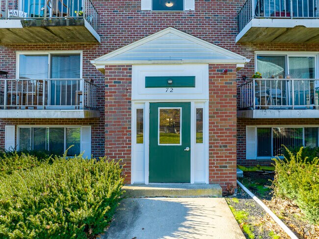 Entrada principal - Running Brook Condos