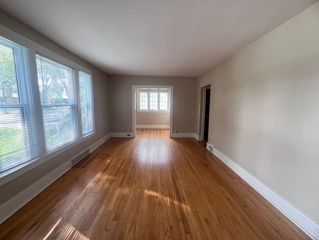 Foto del edificio - Two Bedroom Duplex - Located just Outside ...