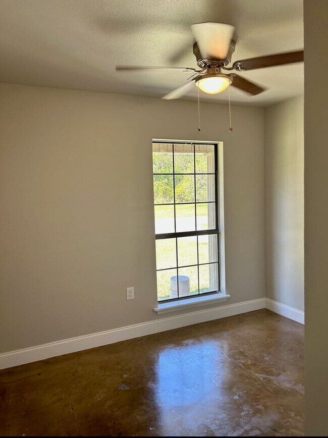 Foto del edificio - Single Family Home.  Available Now!