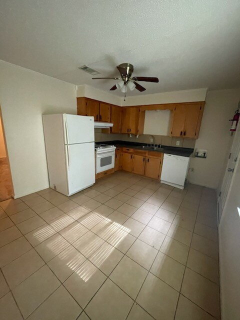 Building Photo - 2 bedroom 1 bath apartment in a small complex