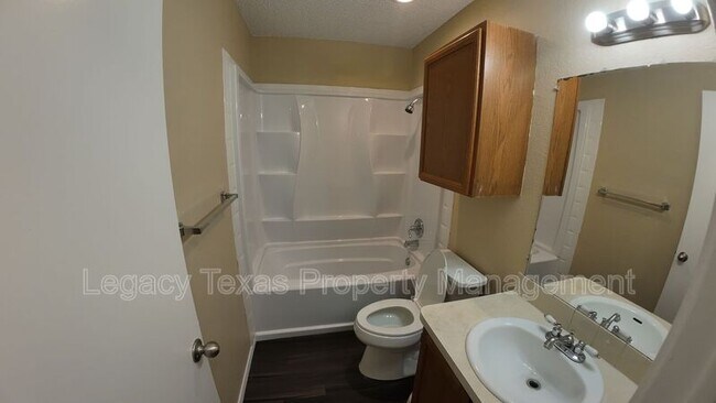 Building Photo - 318 College St