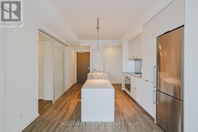 Photo du bâtiment - 1 Bloor St E