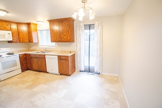 Building Photo - Ranch-style home with great fenced yard & patio!