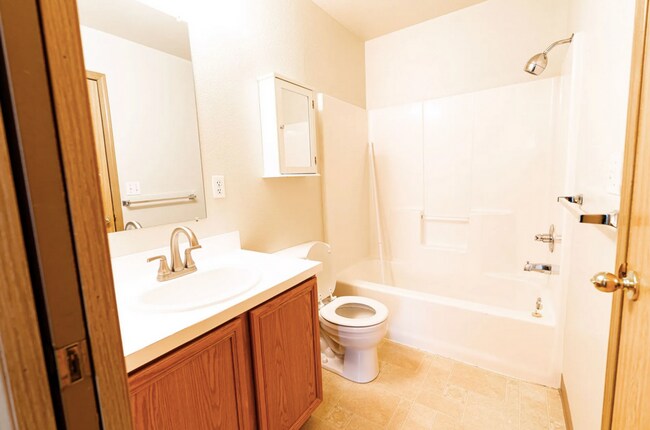 Building Photo - Rare 2 X 1.5 Townhome Availble in October