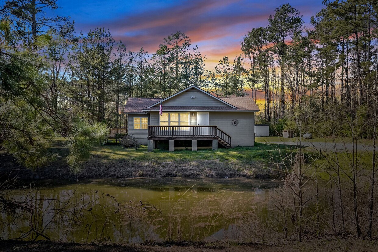 Primary Photo - Country Living at its Best! 2 bedroom-2 ba...