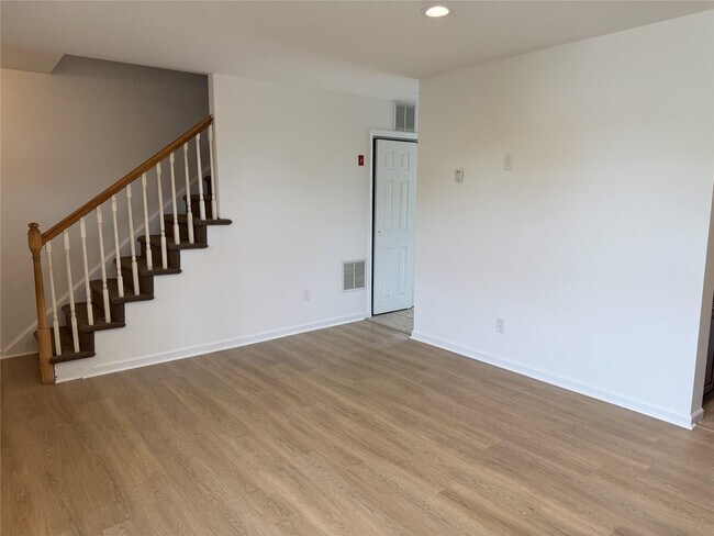 Foto del edificio - 724 Silver Lake-Scotchtown Rd
