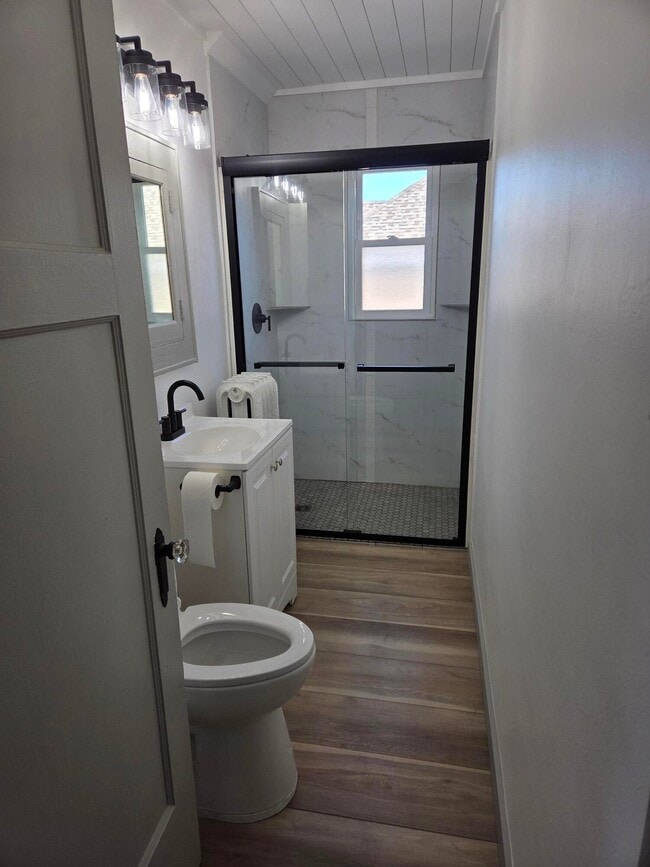 Baño - 1548 S 80th St