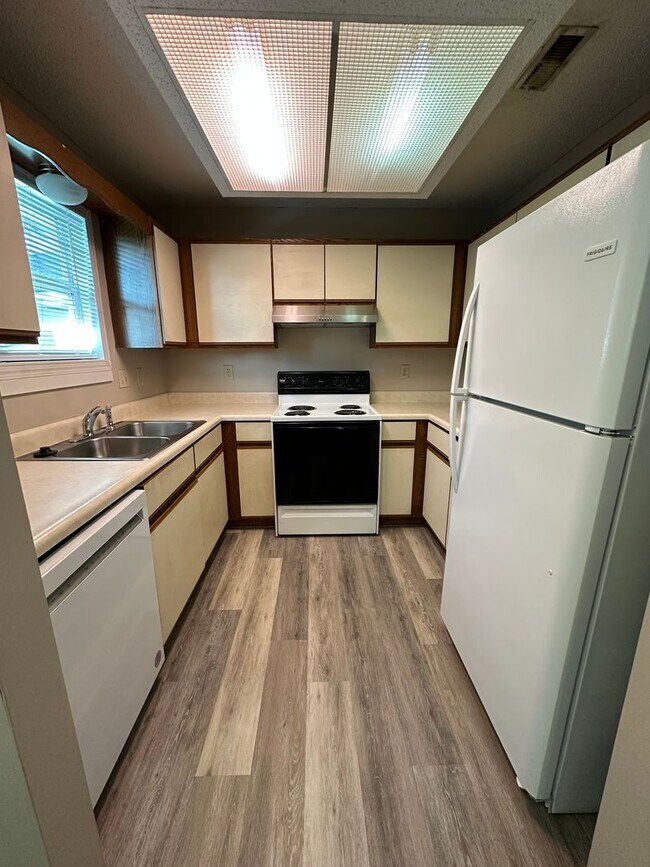 Building Photo - 2 Bedroom, 1 Bath Upper Level Apartment!