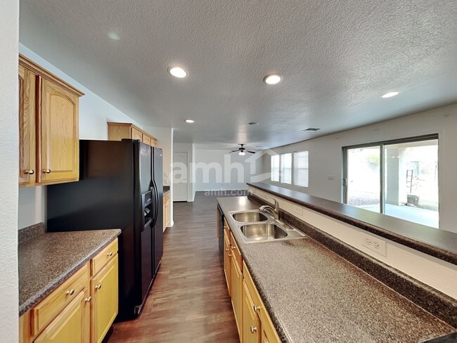 Building Photo - 780 E Cowboy Cove Trail