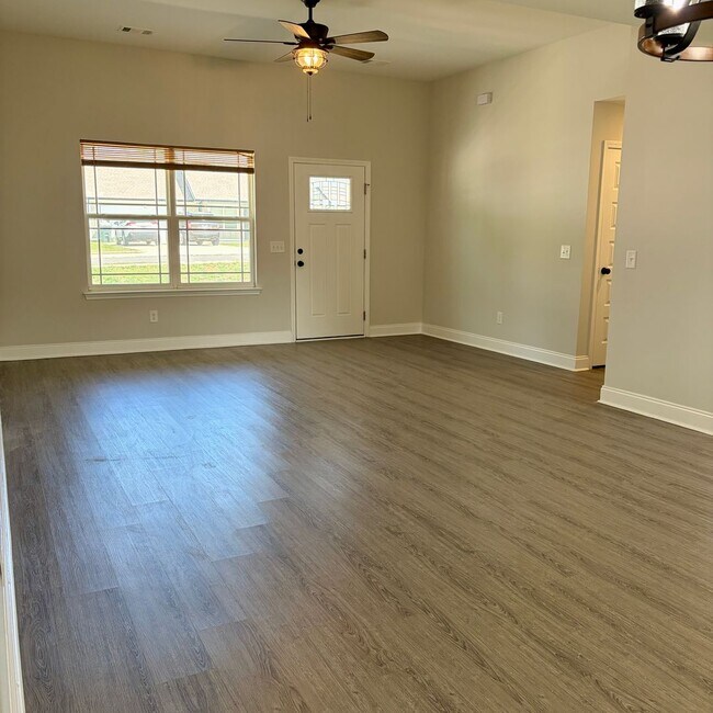 Foto del edificio - 3 BEDROOM 2 BATHROOMS
