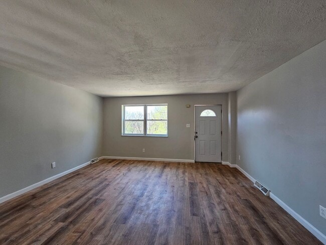 Building Photo - Newly updated 3 bedroom, 1 bath apartment ...