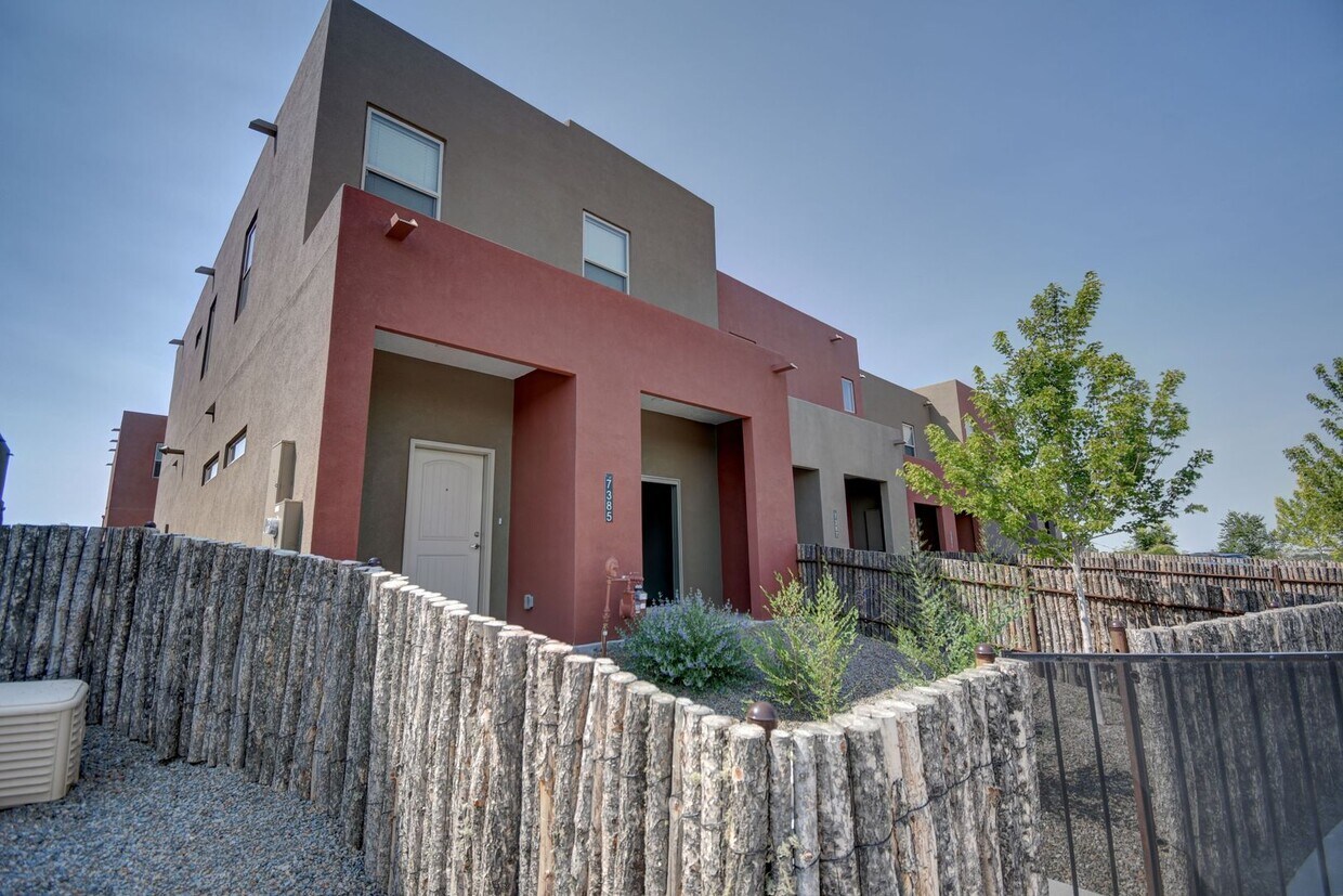 Primary Photo - AMAZING SANTA FE LIVING
