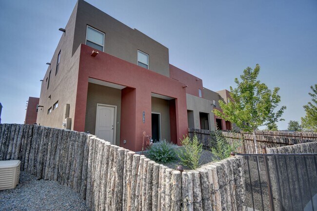 Foto del edificio - Immediate Move In Available! $300 Off Move...