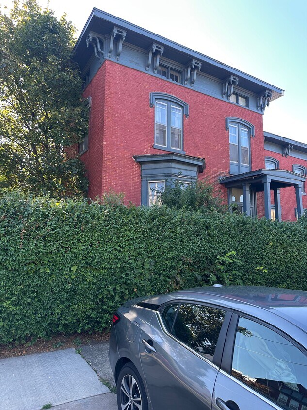 Foto principal - 188 W 2nd St