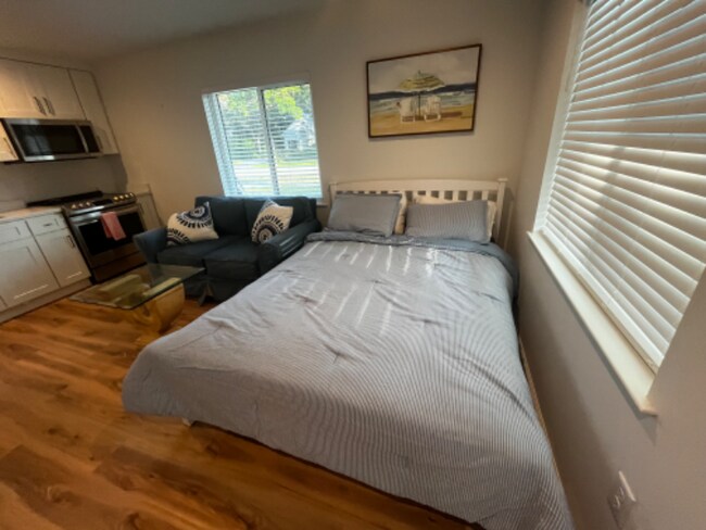 Building Photo - 615 Azalea Ln