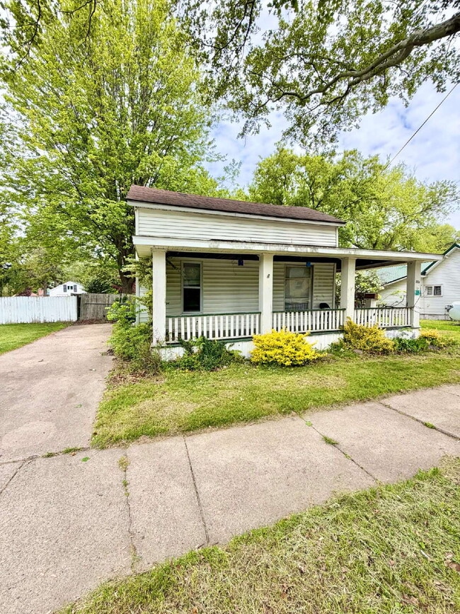 Building Photo - 912 Pleasant St