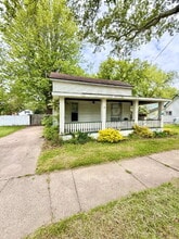 Building Photo - 912 Pleasant St