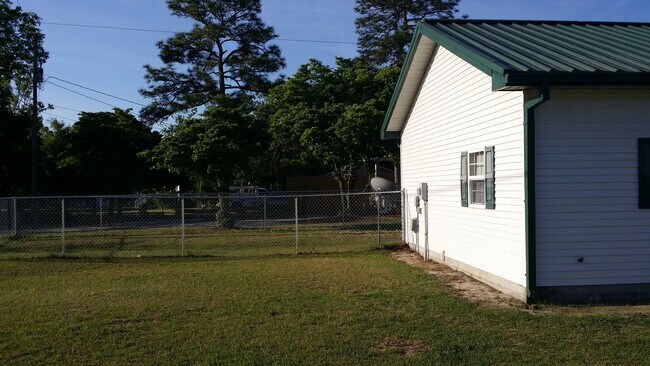 Foto del edificio - 346 Railroad Ave