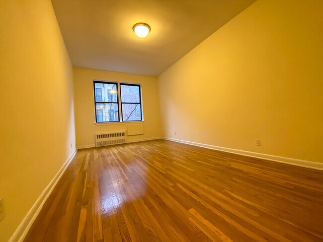 Building Photo - 420 E 83rd St