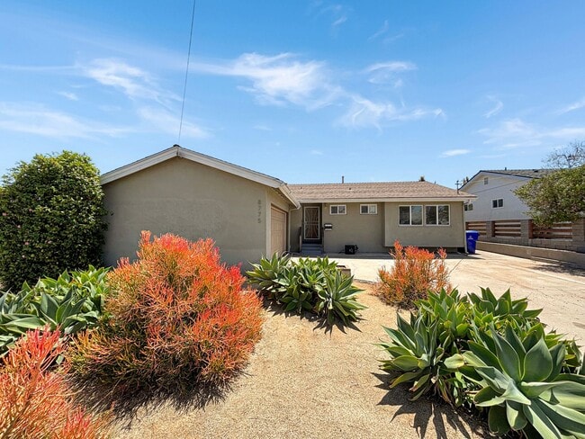 Building Photo - Stunning 3B/3BA House in Serra Mesa w/ 2 C...