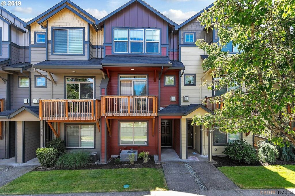 Primary Photo - 17444 SW Rose Petal Lane - Spacious Open F...