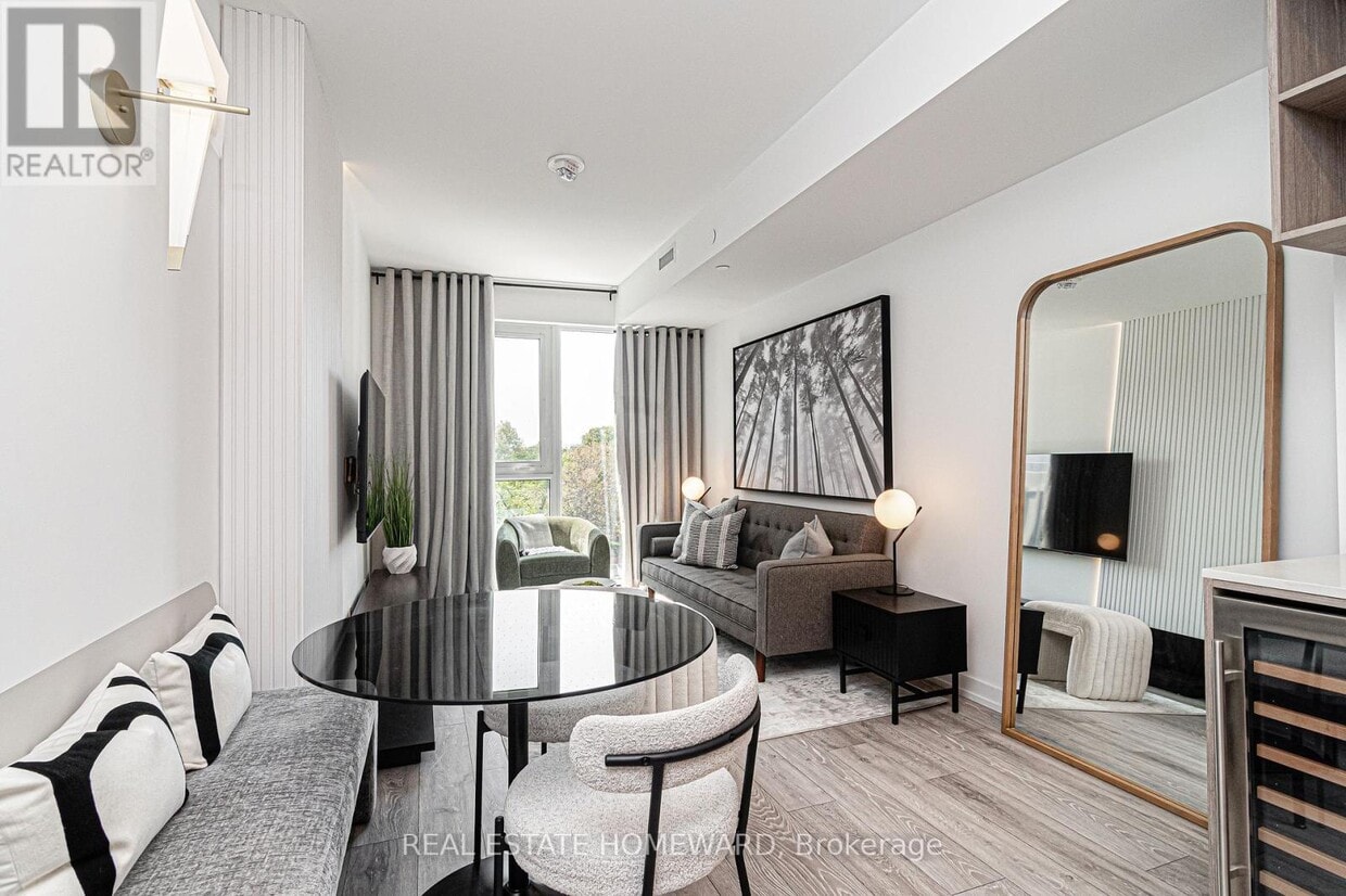 Primary Photo - 2020-2020 Bathurst St