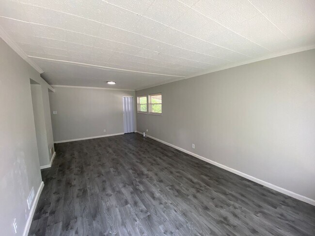 Foto del edificio - Recently Renovated Three Bedroom Home Comi...