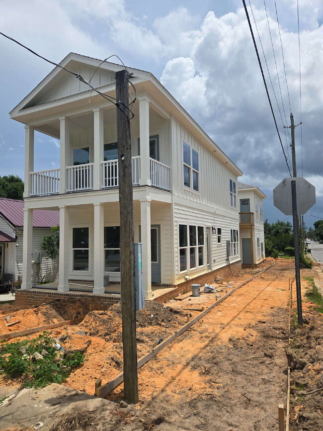 Building Photo - New Construction, 3 bed 3 bath near downtown!