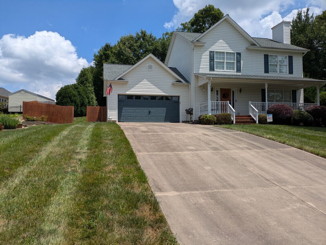 Foto principal - 3BR/2.5Bath House in NE Hickory