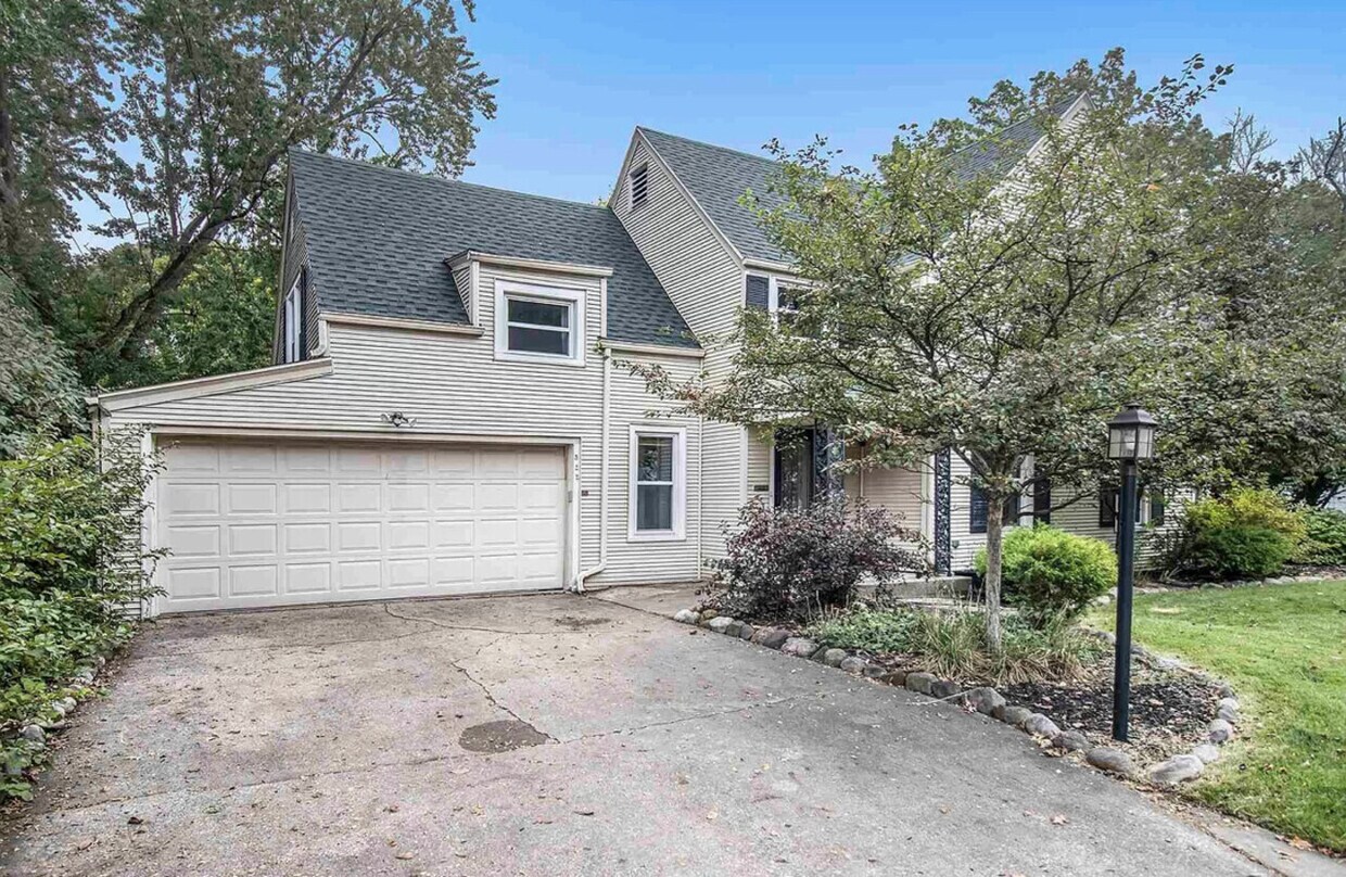 Building Photo - 322 S Twyckenham Dr