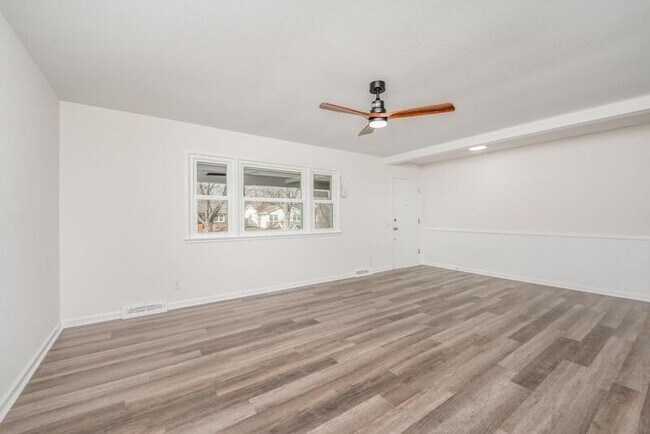 Foto del edificio - 1302 N Murray St