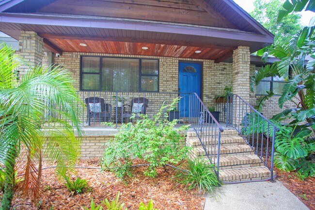 Enjoy FL w/this porch - 220 Eldorado Dr