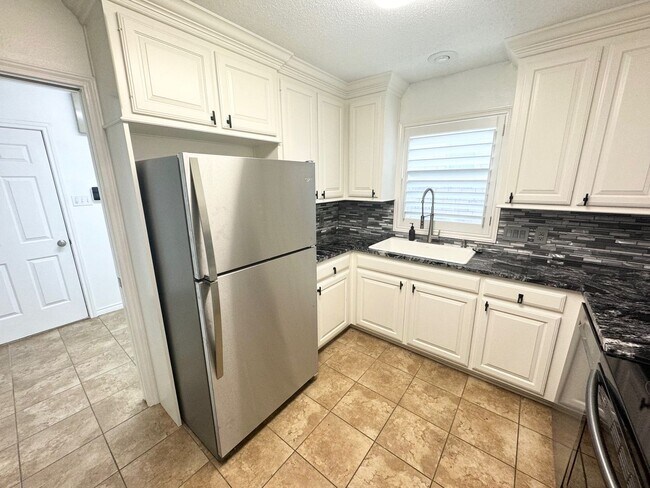 Foto del edificio - Stunning home in a desirable neighborhood!