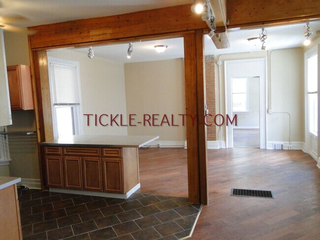 Foto del edificio - 678 Monroe Ave