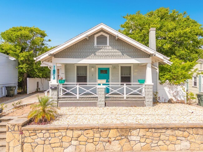 Building Photo - Charming 2 Bed, 2 Bath Home Near the World...